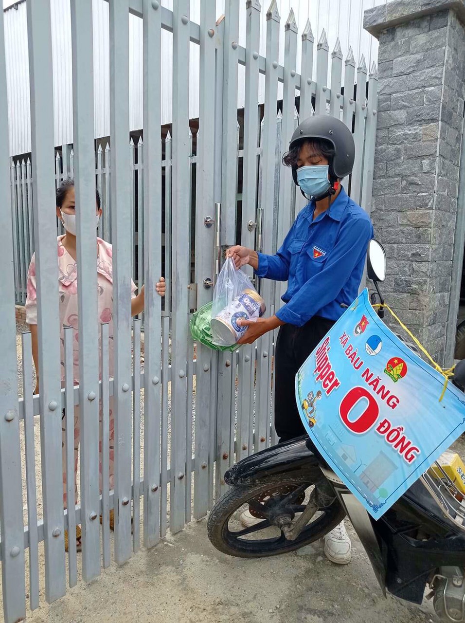 Đoàn viên Dương Minh Châu nhận hơn 1000 đơn đi chợ giúp dân